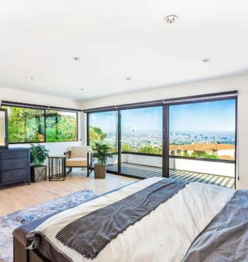 Spacious bedroom with city view Spacious bedroom with city view
