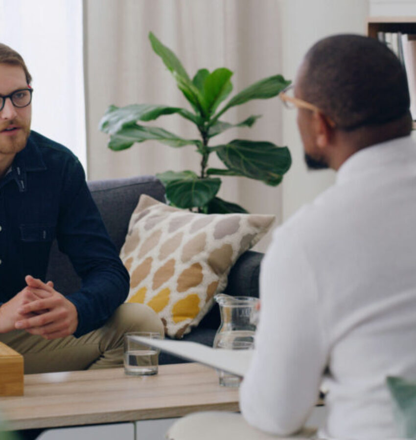 mental-health-schizophrenia-los-angeles a 1-on-1 session with a therapist helping a patient manage schizophrenia.